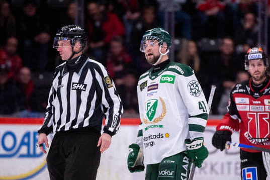 Domare Anders Jansson och Färjestads Henrik Björklund