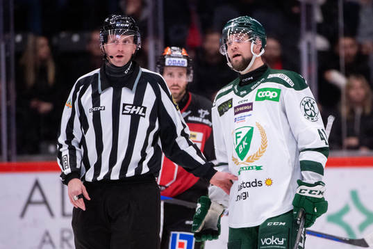 Domare Anders Jansson och Färjestads Henrik Björklund