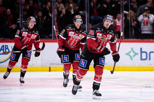 Örebros Emil Larsson jublar
