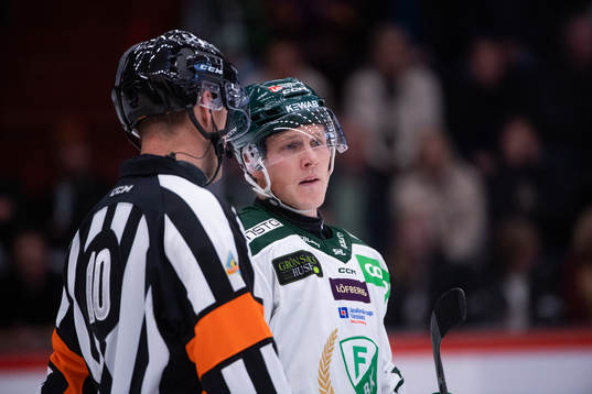 Färjestads Patrik Lundh med domaren Johan Nordlöf