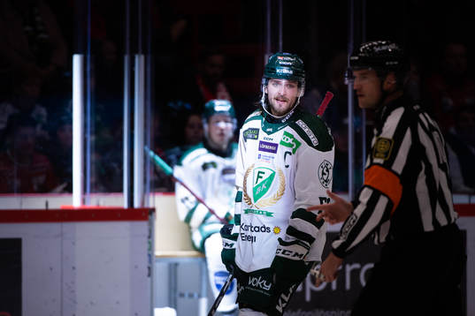 Färjestads Linus Johansson diskuterar med domaren Johan