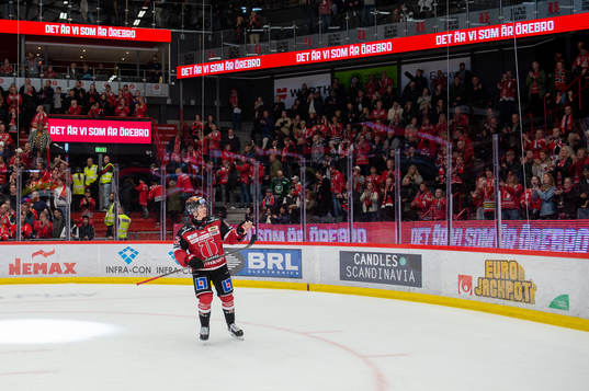Örebros Rasmus Rissanen jublar med supportarna