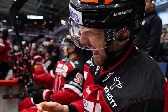 Örebros Rasmus Rissanen fick en smäll mot ansiktet