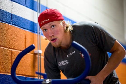 Malmö Redhawks Marcus Sylvegård värmer upp före