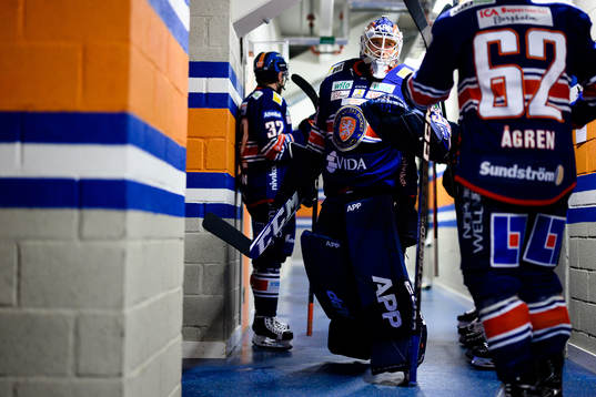 Växjös målvakt Emil Larmi före ishockeymatchen i SHL