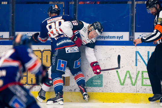 Växjös Joachim Blichfeld tacklar Malmö Redhawks Marcus