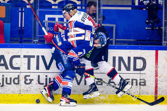 Växjös Ludvig Nilsson tacklar Malmö Redhawks Marcus