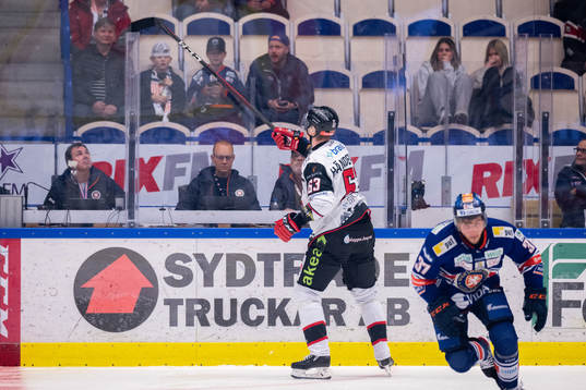Malmö Redhawks Fredrik Händemark fastar med klubban i