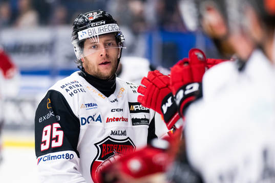 Malmö Redhawks Carl Persson jublar