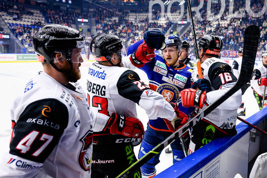 Växjös Joachim Blichfeld mellan Malmö Redhawks