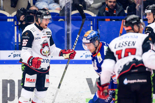 Malmö Redhawks Carl Persson jublar