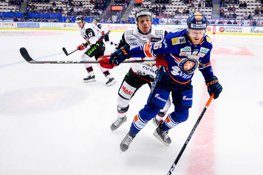 Malmö Redhawks Theodor Johnsson tacklar Växjös Joachim