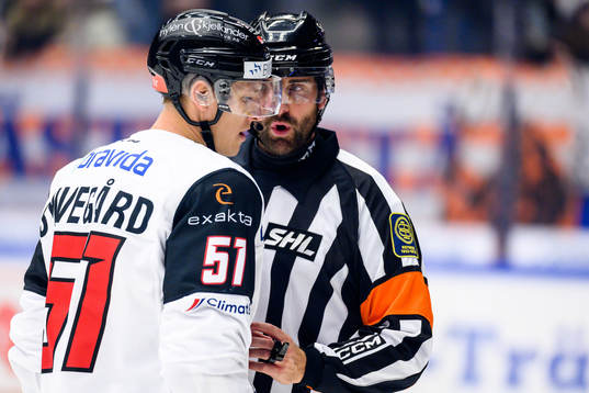 Malmö Redhawks Emil Sylvegård pratar med Domare Mikael