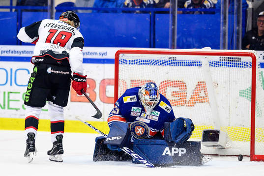 Malmö Redhawks Marcus Sylvegård gör mål på straff