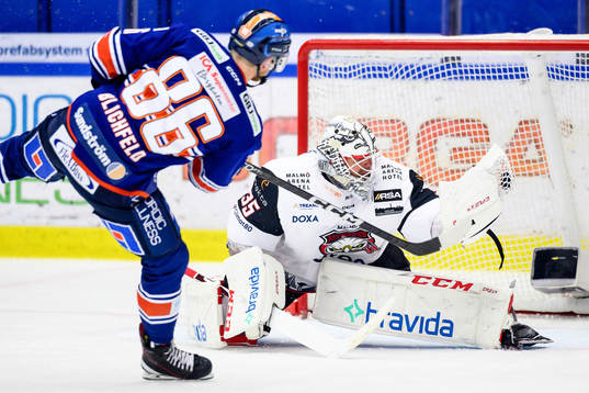 Malmö Redhawks målvakt Adam Werner räddar en straff