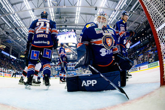 Växjös målvakt Emil Larmi och Joachim Blichfeld deppar