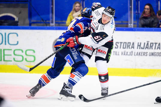 Växjös Keegan Lowe tacklar Malmö Redhawks Emil Sylvegård