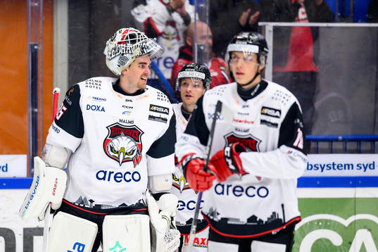 Malmö Redhawks målvakt Adam Werner jublar