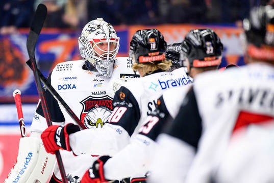 Malmö Redhawks målvakt Adam Werner jublar