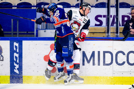 Växjös Lukas Bengtsson tacklar Malmö Redhawks Lance Bouma