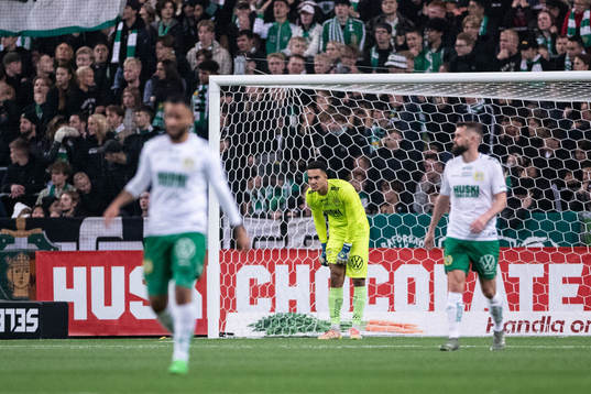 Hammarbys målvakt Oliver Dovin deppar