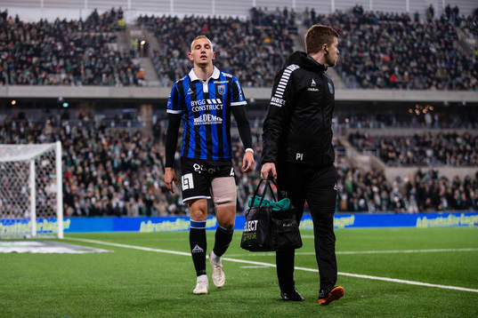 Sirius Jakob Voelkerling Persson lämnar planen skadad