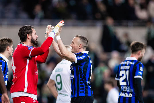 Sirius målvakt Tommi Vaiho och Aron Bjarnason jublar