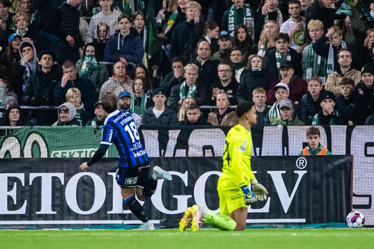 Sirius Daniel Stensson jublar och Hammarbys målvakt Oliver