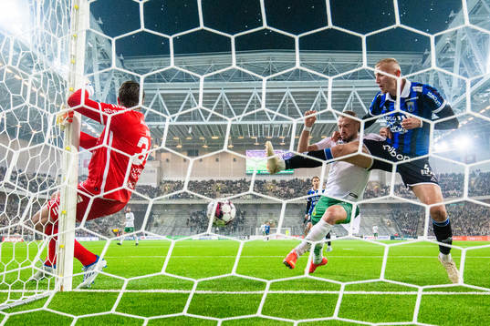 Hammarbys Veton Berisha med en målchans