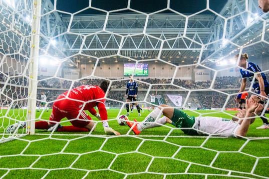 Hammarbys Veton Berisha deppar bredvid Sirius målvakt