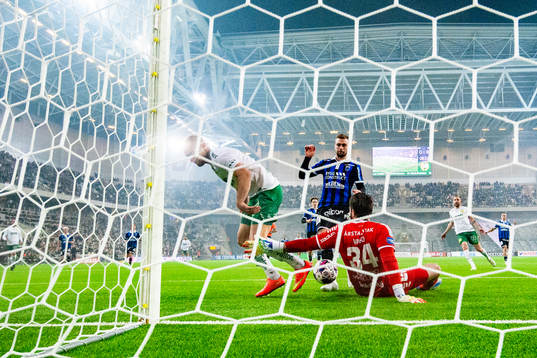 Hammarbys Veton Berisha med en målchans framför Sirius