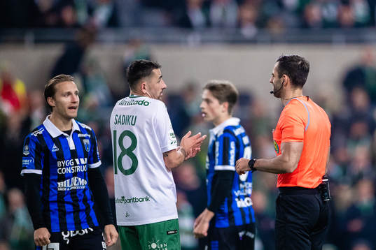 Hammarbys Loret Sadiku i diskussion med domare Granit