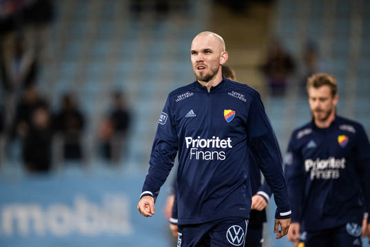 Djurgårdens Marcus Danielson värmer upp