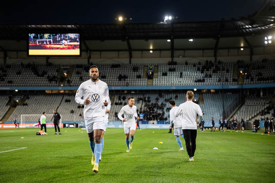 Malmö FFs Isaac Kiese Thelin värmer upp