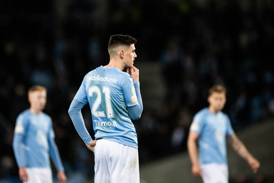 Malmö FFs Dennis Hadzikadunic deppar