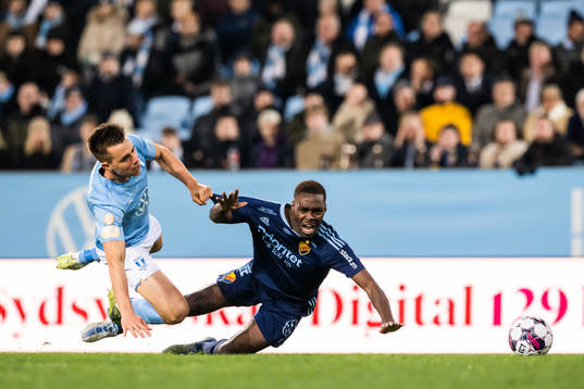 Malmö FFs Jonas Knudsen och Djurgårdens Joel Asoro i en