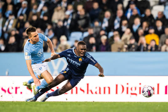 Malmö FFs Jonas Knudsen och Djurgårdens Joel Asoro i en