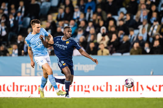 Malmö FFs Jonas Knudsen och Djurgårdens Joel Asoro i en