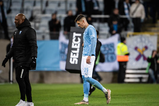Malmö FFs Dennis Hadzikadunic deppar
