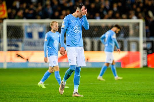 Malmö FFs Dennis Hadzikadunic deppar