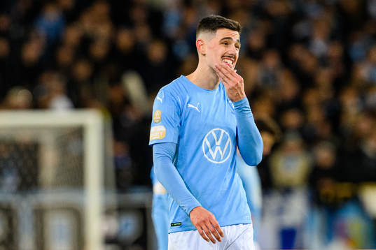 Malmö FFs Dennis Hadzikadunic deppar