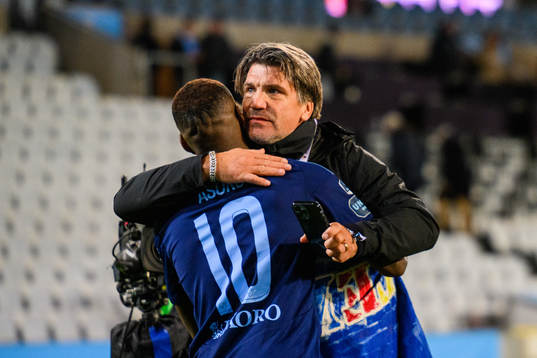 Djurgårdens sportchef Bosse Andersson kramar om Joel Asoro