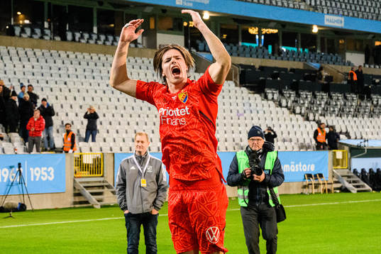 Djurgårdens målvakt Jacob Widell Zetterström jublar med