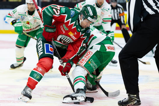 Frölundas Patrik Carlsson tekar mot Rögles Marco Kasper