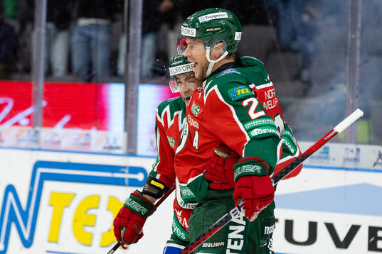 Frölundas Radan Lenc jublar ihop med Christian Folin