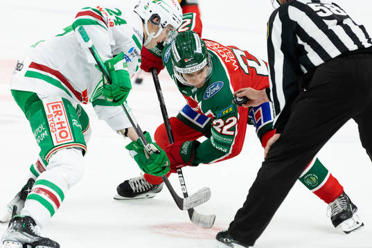 Rögles Marco Kasper tekar mot Frölundas Linus Nässen