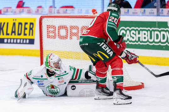 Rögles målvakt Calle Clang räddar mot Frölundas Joel