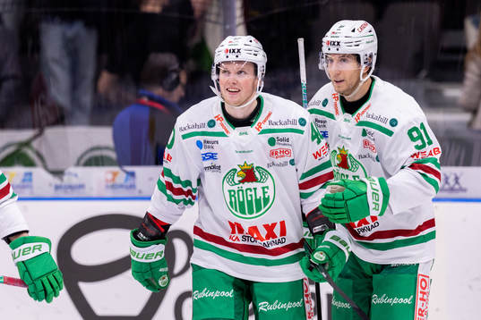 Rögles Adam Tambellini jublar ihop med Oskar Stål-Lyrenäs