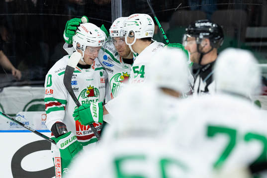 Rögles Adam Tambellini jublar med lagkamrater