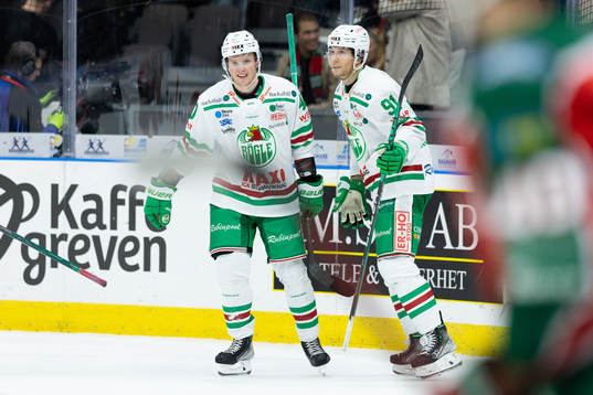 Rögles Adam Tambellini jublar med lagkamrater
